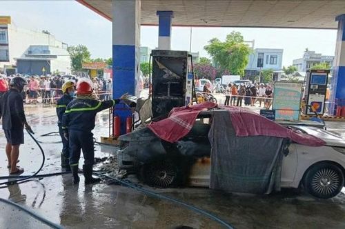 Hiện trường vụ cháy, phần đuôi xe ô tô bị thiêu rụi, khiến 2 nạn nhân ngồi hàng ghế sau không qua khỏi.