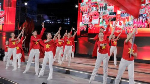 Lực lượng tham gia chương trình miệt mài tập luyện bên bờ Đông cầu Rồng, sẵn sàng cho đêm Gala quy mô lớn.