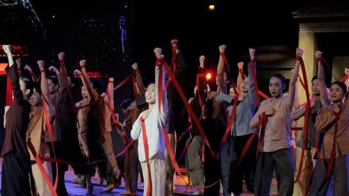 Không khí hợp luyện sôi động bên bờ Đông cầu Rồng trong những ngày cận kề đêm Gala.