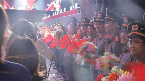 Không chỉ biểu diễn, các cán bộ, chiến sĩ còn phối hợp bảo đảm ANTT, phục vụ an toàn cho chương trình.