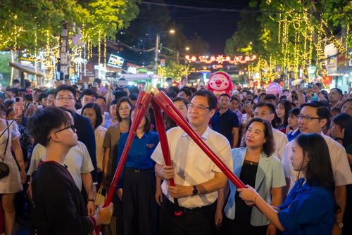 Đồng chí Vũ Hồng Quang, Phó Bí thư Tỉnh ủy, Chủ tịch Ủy ban MTTQ tỉnh truyền lại ngọn lửa cho thế hệ trẻ.