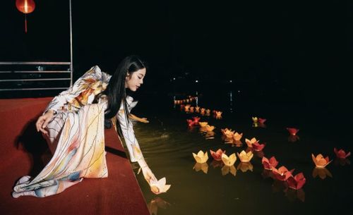 Du khách thả hoa đăng cùng với ước nguyện của mình.