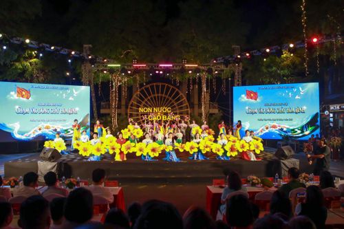 Chương trình nghệ thuật “ Bản hùng ca non nước” với các ca khúc tái hiện lại không khí ngày thống nhất non sông.