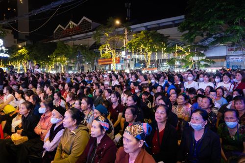 Người dân và du khách tập trung tại sân khấu cọn nước.