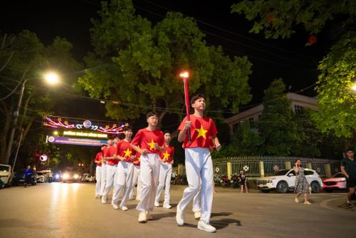Mở đầu cho chuỗi sự kiện là nghi lễ rước đuốc thiêng liêng từ tượng đài Chủ tịch Hồ Chí Minh về phố đi bộ Kim Đồng.