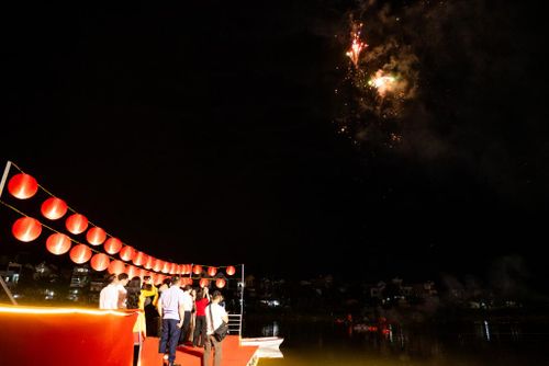 Kết hợp là màn bắn pháo hoa trên sông.