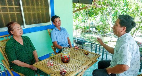 Ông Võ Văn Ðiệp, Bí thư Chi bộ Ấp 4 (bìa phải), nhiều năm lặng lẽ đi từng nhà ghi lại danh sách các nạn nhân trong sự kiện ngày 17/3/1970, gìn giữ ký ức không thể phai của Lung Máng Diệc.