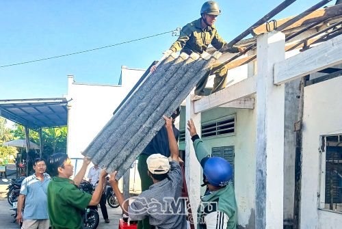 Cán bộ Công an xã Vĩnh Thanh cùng lực lượng an ninh trật tự cơ sở hỗ trợ tháo dỡ nhà cũ của bà Sơn Thị Hiêl (ấp Mỹ Tường 1) để xây dựng căn nhà mới. 