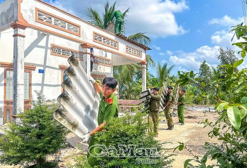Đoàn viên, thanh niên Công an xã Đá Bạc cùng lực lượng an ninh trật tự cơ sở hỗ trợ gia đình ông Trần Văn Thảo (ấp Mũi Tràm B) tháo dỡ nhà cũ. 