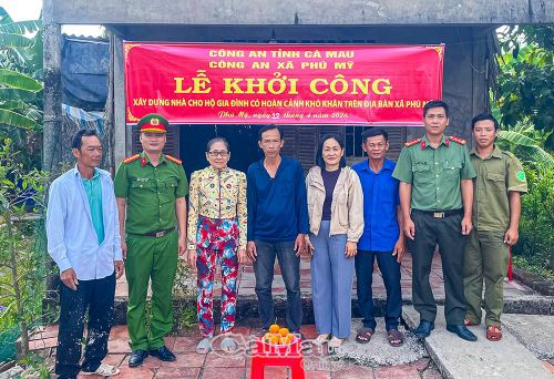  Lễ khởi công xây dựng nhà cho gia đình ông Tô Thanh Hùng (thứ tư từ trái sang), ngụ ấp Đất Sét, xã Phú Mỹ.