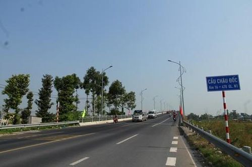 Cầu Châu Đốc (tỉnh An Giang) góp phần đưa hàng hóa từ các tỉnh khu vực ĐBSCL đến cửa khẩu quốc tế đường sông, đường bộ Vĩnh Xương, xã Vĩnh Xương (tỉnh An Giang) nhanh hơn
