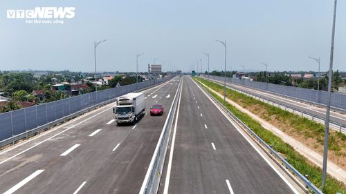 Các nút giao liên thông vận hành, khai thác gồm nút giao đầu tuyến Km1051+494 tại xã Nghĩa Giang, nút giao Tỉnh lộ 624B (Km1069+200) tại xã Đình Cương, nút giao Quốc lộ 24 (Km1084+320) tại xã Nguyễn Nghiêm, nút giao Sa Huỳnh (Km1099+820) tại xã Khánh Cường, đều thuộc địa phận tỉnh Quảng Ngãi và nút giao Hoài Nhơn (Km1129+00) tại phường Hoài Nhơn, tỉnh Gia Lai.