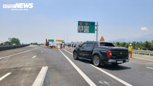 Ngay sau thời điểm mở tuyến, nhiều phương tiện bắt đầu lưu thông trực tiếp trên cao tốc có số vốn đầu tư hơn 20.000 tỷ đồng. Nhiều tài xế chia sẻ, việc tuyến cao tốc Quảng Ngãi – Hoài Nhơn chính thức thông xe giúp người dân đi lại thuận lợi, tiết kiệm thời gian, đồng thời giảm tải áp lực kẹt xe trên Quốc lộ 1A.