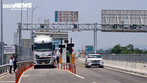 Được biết, cao tốc Quảng Ngãi - Hoài Nhơn hiện chưa thu phí. Trên đoạn tuyến có một trạm thu phí tại Km1050+600 nhưng là trạm thu phí tạm phục vụ thu phí khép kín cho tuyến cao tốc Đà Nẵng - Quảng Ngãi.