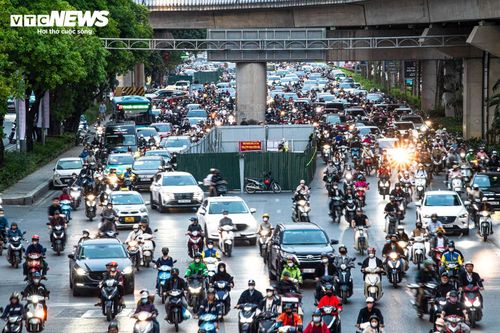 Các phương tiện lưu thông trên đường Nguyễn Trãi, Hà Nội.