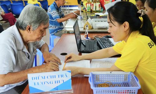 Chi trả lương hưu ở một bưu điện tại TP.HCM.