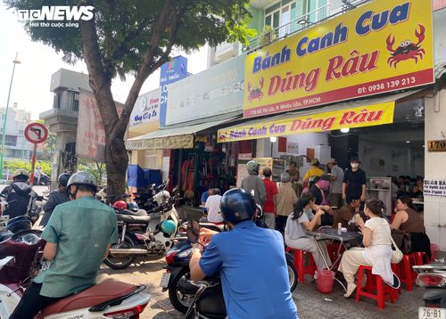 Nhiều thực khách chờ mua mang về. (Ảnh: Đại Việt)