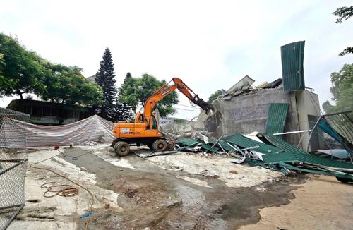 Lực lượng chức năng phường Phú Diễn tháo dỡ một công trình nhà xưởng trên đất không được phép xây dựng gần sông Nhuệ ở phố Phan Bá Vành. Ảnh: Vũ Kim