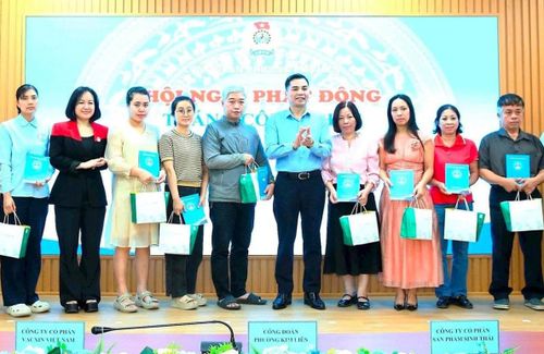 Lãnh đạo Liên đoàn Lao động thành phố Hà Nội và phường Kim Liên trao quà tặng các đoàn viên công đoàn. Ảnh: Phương Thu