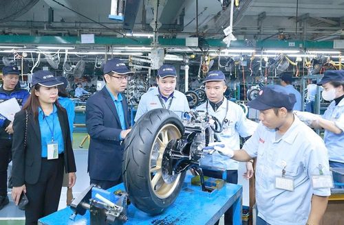 Lãnh đạo Liên đoàn Lao động thành phố Hà Nội thăm công nhân lao động Công ty TNHH Yamaha Motor Việt Nam.