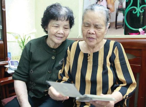 Kỷ niệm về Đại đội nữ lái xe Trường Sơn một thời trong ký ức Trung tá Nguyễn Thị Hòa và bà Bùi Thị Vân.