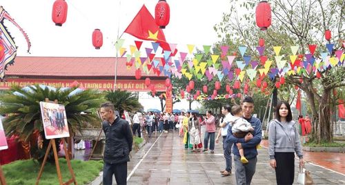Du khách tham quan tại đền Hát Môn (xã Hát Môn). Ảnh: Nguyễn Mai