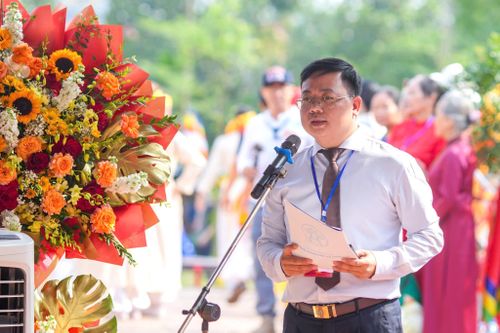 Phó Chủ tịch UBND xã Nam Phù Nguyễn Văn Sung phát biểu khai mạc Lễ hội. Ảnh: Khánh Huy