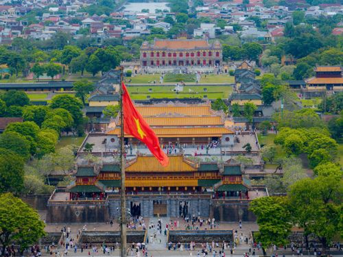 Nhiều gia đình, nhóm bạn trẻ tranh thủ kỳ nghỉ dài ngày để đến tham quan, tìm hiểu lịch sử và lưu lại những khoảnh khắc đẹp giữa không gian cung đình xưa.