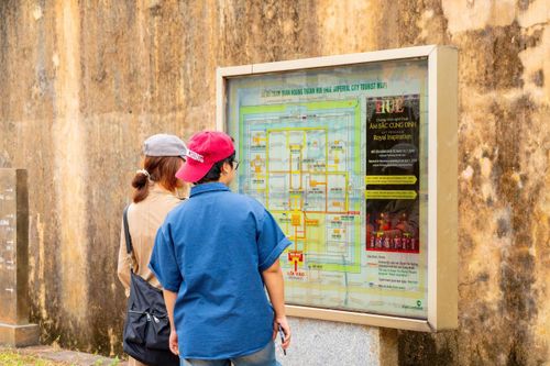 Nhiều người dành thời gian khá lâu tại các điểm tham quan chính để tìm hiểu kỹ hơn về di sản.