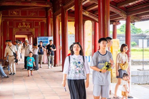 Dịp này, không chỉ khu vực Đại nội, các điểm di tích khác như lăng vua Gia Long, lăng Minh Mạng, lăng Tự Đức, lăng Khải Định... cũng thu hút đông đảo khách đến tham quan.