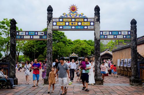 Một số đoàn khách quốc tế tỏ ra thích thú khi tìm hiểu kiến trúc triều Nguyễn, nghe giới thiệu về lịch sử và những giá trị văn hóa còn được gìn giữ đến nay.