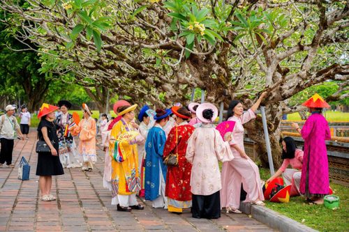 Nhiều du khách lựa chọn mặc áo dài, cổ phục để chụp ảnh tại khu vực Đại nội, tạo nên không khí sôi động và giàu bản sắc.