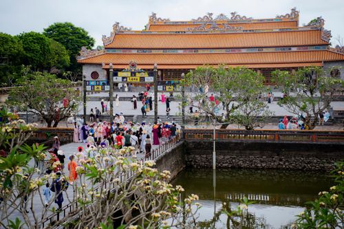 Theo ghi nhận, thời tiết thuận lợi giúp hành trình tham quan của du khách thêm trọn vẹn. Tại khu vực cổng vào, lực lượng nhân viên, hướng dẫn viên và bảo vệ tích cực hỗ trợ phân luồng, hướng dẫn du khách.