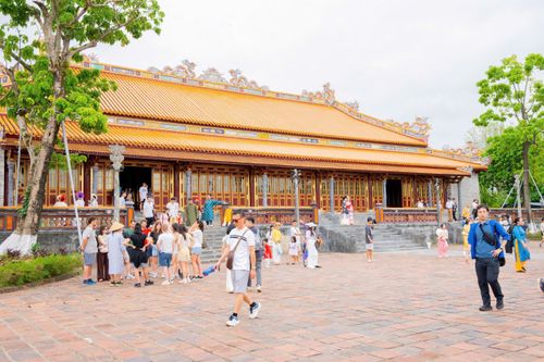 Anh Hoàng Ngọc Lý (du khách đến từ Hà Tĩnh) chia sẻ, đây là lần đầu cùng gia đình đến Huế đúng dịp nghỉ lễ nên rất háo hức. "Tôi từng xem nhiều hình ảnh về Đại nội Huế nhưng khi đến trực tiếp vẫn thấy rất ấn tượng. Không gian rộng lớn, kiến trúc cổ kính và cảnh quan được chăm sóc đẹp mắt. Dù khách khá đông nhưng việc tham quan vẫn thuận lợi", anh Lý nói.