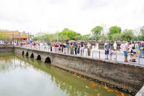Ông Trần Hữu Thùy Giang, Phó Chủ tịch UBND TP Huế cho biết, hơn 3,7 tỷ đồng là tổng số tiền bán vé vào các di tích Huế trong ngày đầu của kỳ nghỉ lễ. Đây là số tiền bán vé kỷ lục, cao nhất từ trước đến nay đối với doanh thu từ bán vé tham quan các di tích ở Huế. Đáng chú ý, có hơn 1.000 vé được mua online.