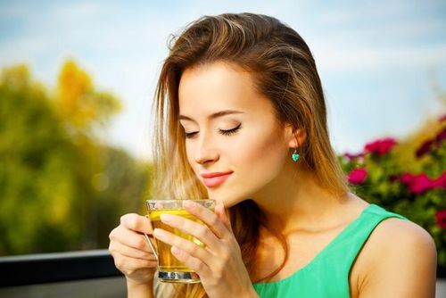 Lắng nghe phản ứng của cơ thể khi uống trà để giảm cân an toàn.
