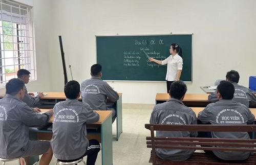 Các học viên tại lớp xóa mù chữ.