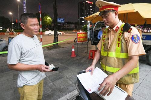 Sự mệt mỏi, hối hận lộ rõ trên gương mặt một tài xế khi biết phương tiện của mình sẽ bị tạm giữ và bản thân phải đối mặt với mức phạt tiền lớn. Sự nghiêm minh của lực lượng CSGT góp phần ngăn chặn những tai nạn đáng tiếc do "ma men" gây ra trên đường phố Thủ đô.