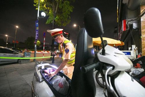 Trong kỳ nghỉ lễ, lực lượng CSGT bố trí lực lượng ở nhiều điểm để tăng cường kiểm tra nồng độ cồn và các vi phạm trọng điểm khác để kiềm chế tại nạn giao thông