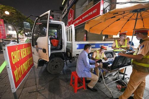 Danh tính tài xế được xác định là ông T. (52 tuổi, trú tại phường Đông Ngạc). Dù vi phạm rành rành, ông T. liên tục chỉ trỏ, to tiếng tranh cãi và có thái độ bất hợp tác với cán bộ CSGT. Ông thừa nhận đã nhậu từ chiều và đang xách can rượu đi tìm chỗ để uống tiếp.