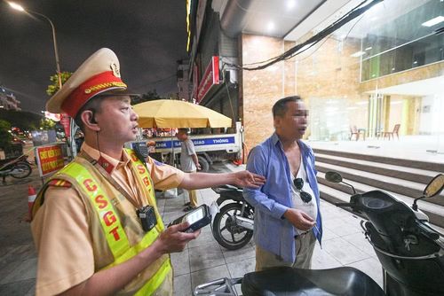 Dưới sự yêu cầu kiên quyết của lực lượng chức năng, người đàn ông mới chịu thổi vào máy đo nồng độ cồn. Kết quả hiển thị mức 1,038 mg/L khí thở - con số đặc biệt nguy hiểm, cao gấp 2,5 lần mức kịch khung (0,4 mg/L khí thở) theo quy định hiện hành.