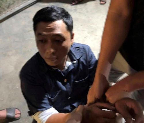 Cả hai nghi phạm bị bắt giữ sau 8 tiếng lẩn trốn. Ảnh: ĐB.