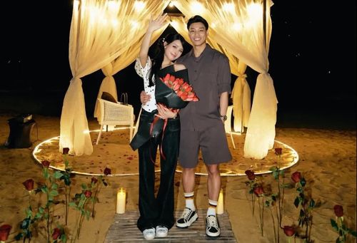 Văn Thanh chụp ảnh kỷ niệm cùng Bích Hạnh sau màn cầu hôn lãng mạn. Theo một số thông tin được chia sẻ, đám cưới của Văn Thanh và Bích Hạnh dự kiến diễn ra vào tháng 6 tới. Ảnh: Vũ Văn Thanh/Facebook.