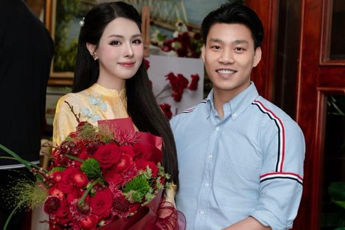 Cầu thủ Vũ Văn Thanh chia sẻ loạt ảnh cầu hôn "chị đẹp gymer" bên bờ biển vào ngày 14/4, đúng sinh nhật 30 tuổi của nam hậu vệ. Trước đó, cặp đôi đã chính thức tổ chức lễ dạm ngõ vào ngày 26/2 tại quê nhà của Bích Hạnh. Buổi lễ diễn ra trong không khí ấm cúng, với sự chứng kiến của hai bên gia đình, đánh dấu cột mốc quan trọng trước khi cả hai về chung một nhà. Ảnh: Vũ Văn Thanh/Facebook.