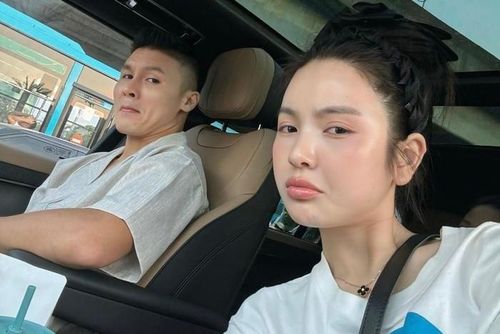 Hình ảnh ngọt ngào của cặp đôi nhanh chóng lan truyền, thu hút hơn 1,4 triệu lượt xem trên TikTok. Dưới phần bình luận, đông đảo người hâm mộ bày tỏ sự ngưỡng mộ trước tình cảm mà cặp đôi dành cho nhau. Ảnh: chuthanhhuyen.official/TikTok.