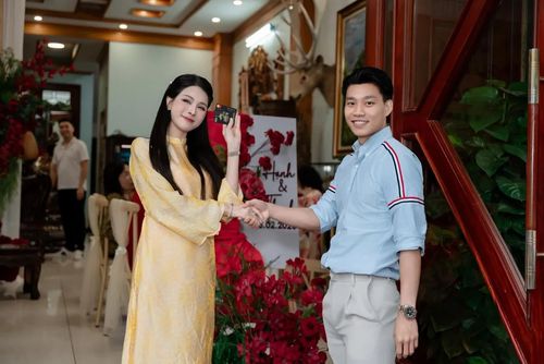 Trong buổi lễ, khoảnh khắc hậu vệ sinh năm 1996 trao chiếc thẻ ngân hàng cho Bích Hạnh khiến dân tình thích thú, xem đây là màn "bàn giao tài chính" của chồng cho vợ. Ảnh: Vũ Văn Thanh/Facebook.