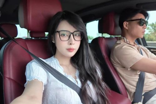 Cùng thời điểm, Vũ Văn Thanh cũng gây chú ý khi cầm lái chiếc Porsche sang trọng, đưa vợ sắp cưới Trần Bích Hạnh về Nam Định nghỉ lễ. Chiếc xe được cho là một trong hai xế hộp đôi của cả hai. Trước đó, tháng 8/2025, Bích Hạnh từng gây chú ý khi chia sẻ bức ảnh chụp xe cô và hậu vệ sinh năm 1996. "Xưa cứ ước mơ đi xe đôi với người yêu. Thế là Thanh xuất hiện giúp tui thêm một điều trong wish list (danh sách mong muốn - PV) được thực hiện. Nhìn xe là biết fan MC (Macan, một dòng xe của thương hiệu Porsche - PV)", cô viết. Ảnh: _hanhbichtran_/TikTok.