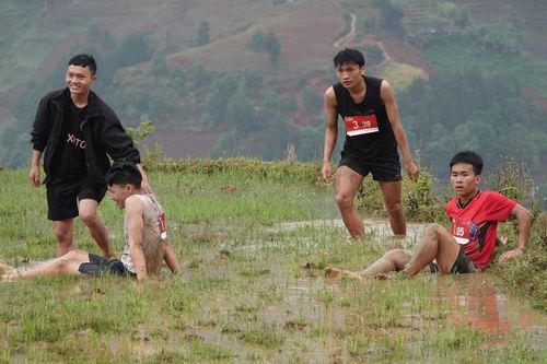 Nhiều vận động viên kiệt sức sau khi cán đích.