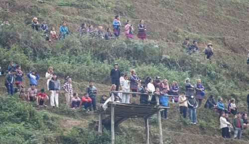 Đông đảo khán giả đến theo dõi, cổ vũ các vận động viên. Anh Vương Anh Tuấn, vận động viên đến từ phường Lào Cai (Lào Cai), cho biết: "Đây là một trải nghiệm rất đặc biệt. Việc leo qua những thửa ruộng bậc thang cao tới 2 m, có đoạn cao hơn đầu người khiến tôi thực sự thấm thía sự vất vả của bà con nơi đây. Giải đấu không chỉ thử thách thể lực mà còn giúp chúng tôi hiểu và trân trọng hơn giá trị lao động của người dân".