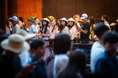  “Khi lượng khách đạt đến ngưỡng có thể ảnh hưởng đến trải nghiệm tham quan, ban quản lý sẽ tạm dừng bán vé hoặc khuyến nghị du khách chuyển sang khung giờ khác. Chúng tôi không đặt mục tiêu bán vé ồ ạt, mà ưu tiên để du khách đã mua vé có hành trình thuận lợi, đồng thời tránh việc người đến sau phải chờ đợi quá lâu”, đại diện Ban Quản lý Di sản Tràng An chia sẻ. 
